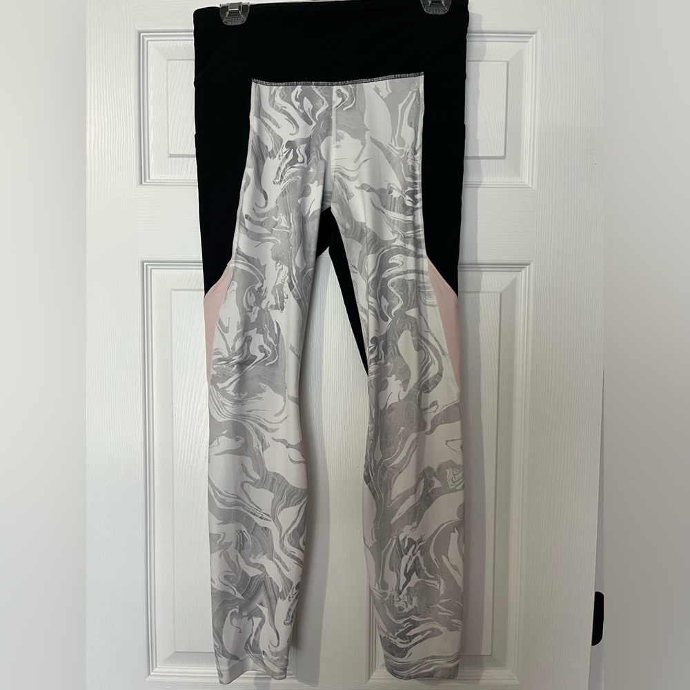 Athleta marble salutation leggings with pockets